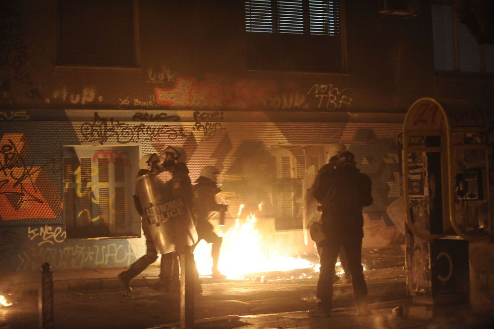Πεδίο «μάχης» γύρω από το Πολυτεχνείο -Νέο μπαράζ επιθέσεων εναντίον των ΜΑΤ